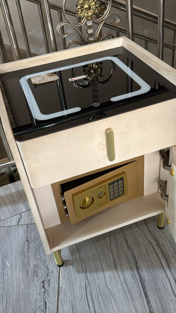 1 Table de Nuit avec Coffre-Fort Intégré