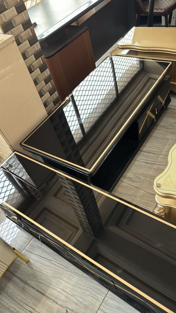 Table Basse Élégante en Marbre Noir avec Détails Dorés