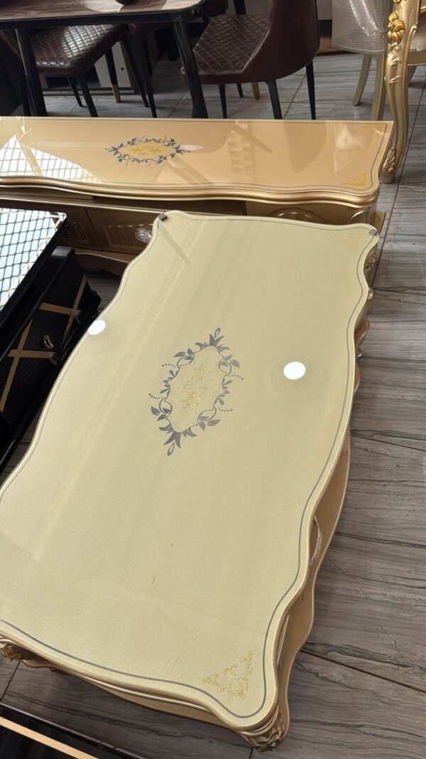 Table Basse Élégante avec Décor Floral